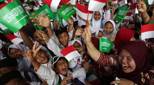SaudiNews50's tweet photo. استقبال شعبي وتاريخي إندونيسي لخادم الحرمين الشريفين .

.
.

#السعودية #إندونيسيا 

.
. https://t.co/Q1UoE8umj5