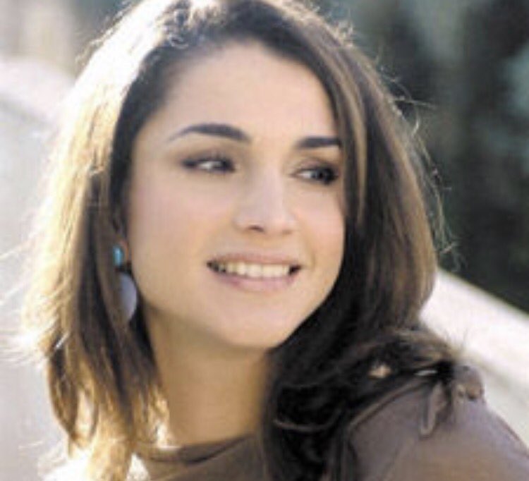 Ariel 1人目はヨルダンのラーニア王妃です 女性のための職業訓練学校を作ったり 児童虐待防止計画を推進するなど社会的弱者の地位向上のために貢献しているようです また ユニセフ親善大使として子供の地位向上のために努めているなど行動力が半端ない