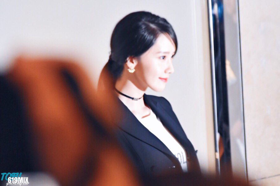 [PIC][28-02-2017] YoonA khởi hành đi Hồng Kông để tham dự sự kiện “DIOR 17S/S Landmark Pop Up Store” vào sáng nay - Page 4 C51I2dmUwAA8KJP