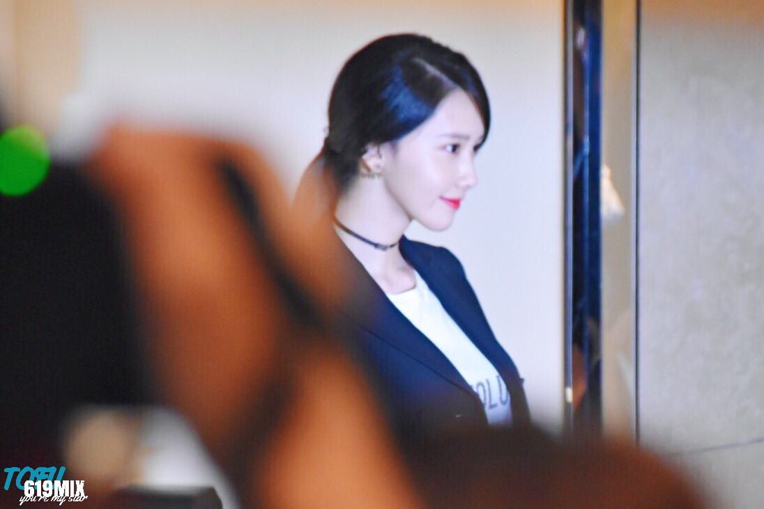 [PIC][28-02-2017] YoonA khởi hành đi Hồng Kông để tham dự sự kiện “DIOR 17S/S Landmark Pop Up Store” vào sáng nay - Page 4 C51I2dnVMAAxIIw