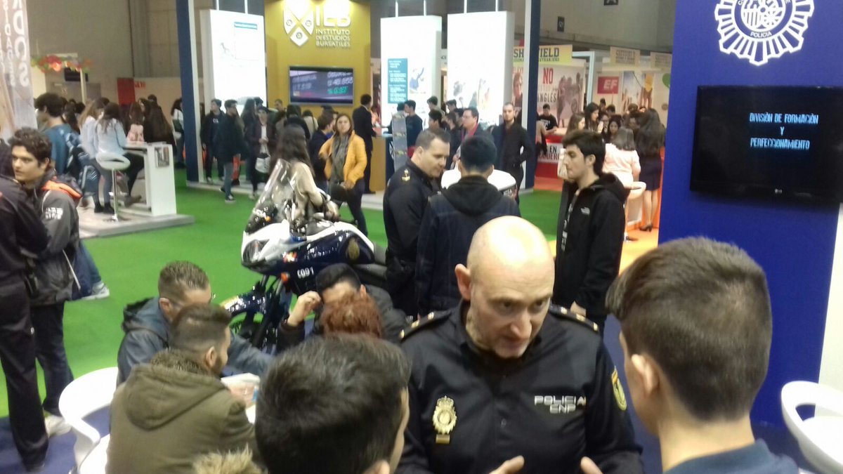policia's tweet photo. 🤔¿Pensando en tu futuro? ¿Quieres ser #policía 🚔? Estamos hasta el domingo en #AULA2017...  ¡ven y te contamos!
https://t.co/RrwyP4ByEZ https://t.co/n7P8xCV7w2