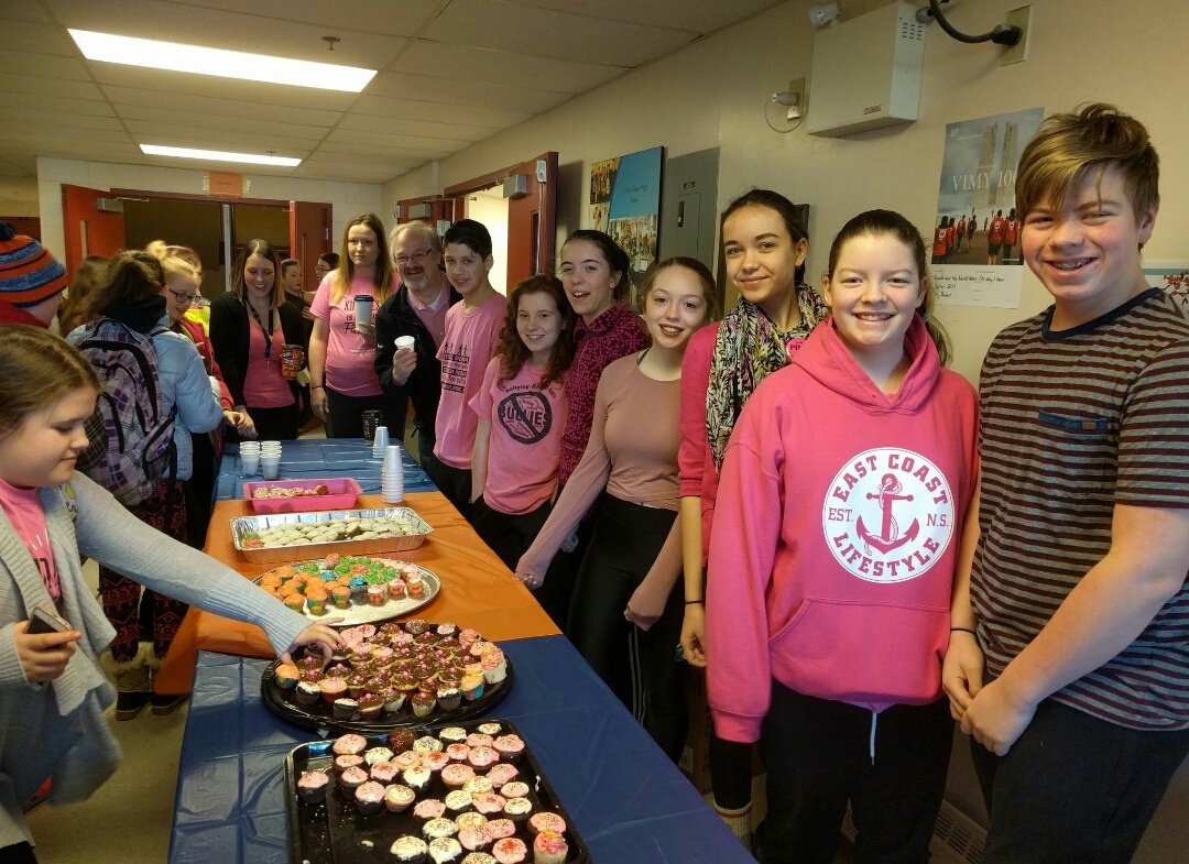 moniqueXO13's tweet photo. Serving cupcakes and hot chocolate for student council #hthnice #niceHTH https://t.co/KGB6nFrSDm