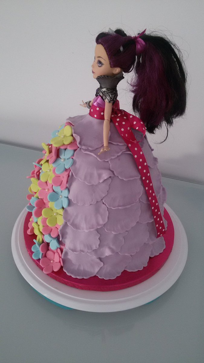 CUPdeCUPCAKES's tweet photo. Que ganas tenia de hacer una #cakedoll ...Ya he matado el deseo!! #cakes #tartas #everafterhigh #ravenqueen #reposteria #ideas #handmade https://t.co/j1txPTiadU