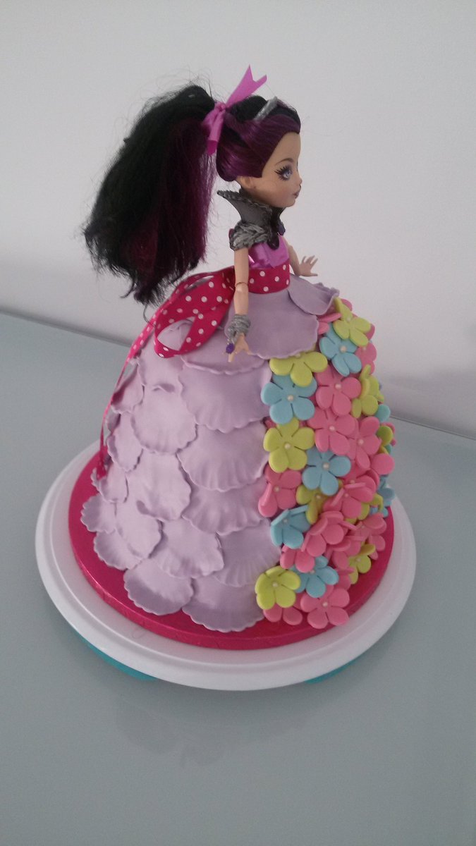CUPdeCUPCAKES's tweet photo. Que ganas tenia de hacer una #cakedoll ...Ya he matado el deseo!! #cakes #tartas #everafterhigh #ravenqueen #reposteria #ideas #handmade https://t.co/j1txPTiadU