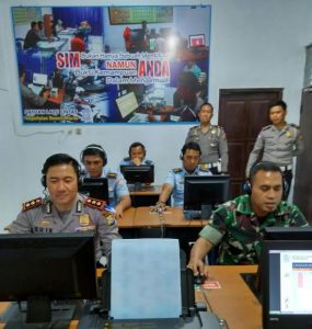 hitamkurus's tweet photo. Kapolres Maros-Danyonif Kostrad Kariango Ikut Ujian Pengambilan SIM https://t.co/2vqUGUMZOI #PojokMaros #kapolresmaros https://t.co/g9gay6sReq