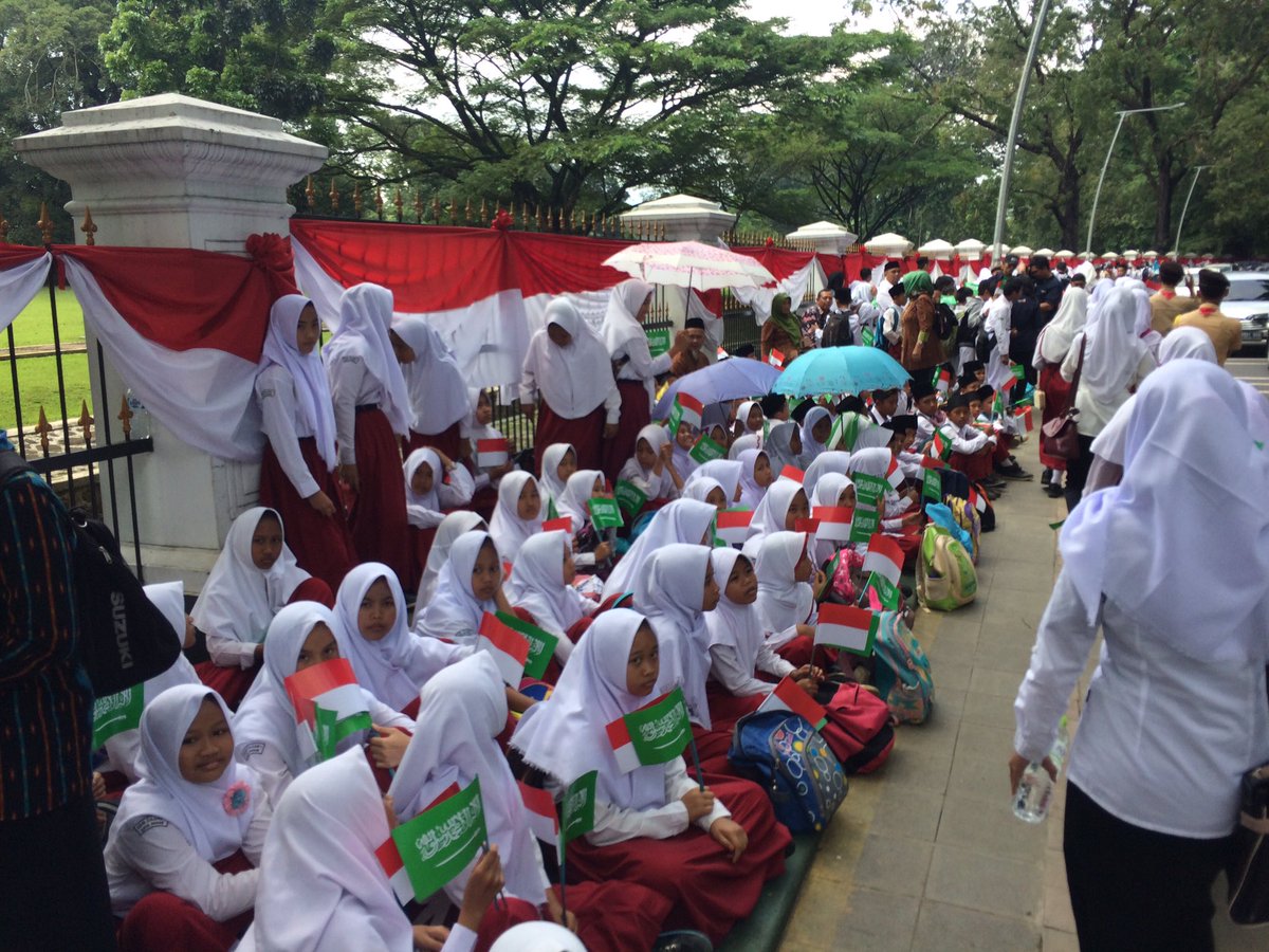 Siswa/i berada di sekeliling Istana Bogor persiapan menyambut kedatangan Raja Salman di Indonesia <a href="/MWLOrg_en/">Muslim World League</a> #rajasalman #IstanaBogor
