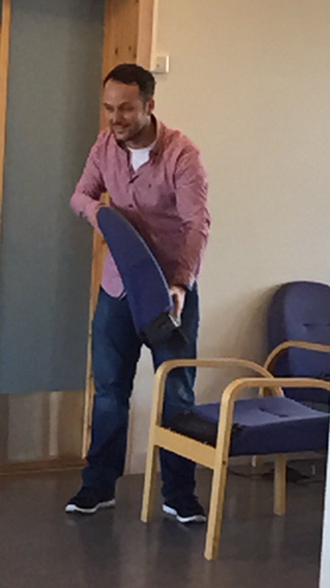 HanneKMH's tweet photo. @eivstra tar i et tak på IKT-kurs. #vigikt #vigutvikling #vigkurs #vigstol https://t.co/ESCUhNeRdD