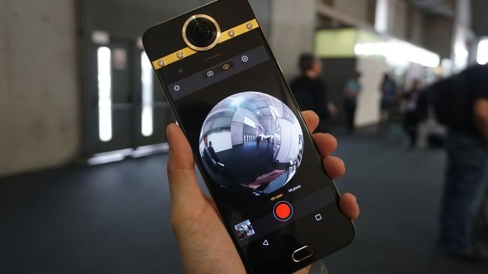 VimajIstanbul's tweet photo. "Dünyanın ilk VR mobil telefonu" iddiasıyla tasarlanan ve ön kamerası 360 derece çekim yapabilen Protruly Darling basına tanıtıldı. https://t.co/OVNlhyBv92