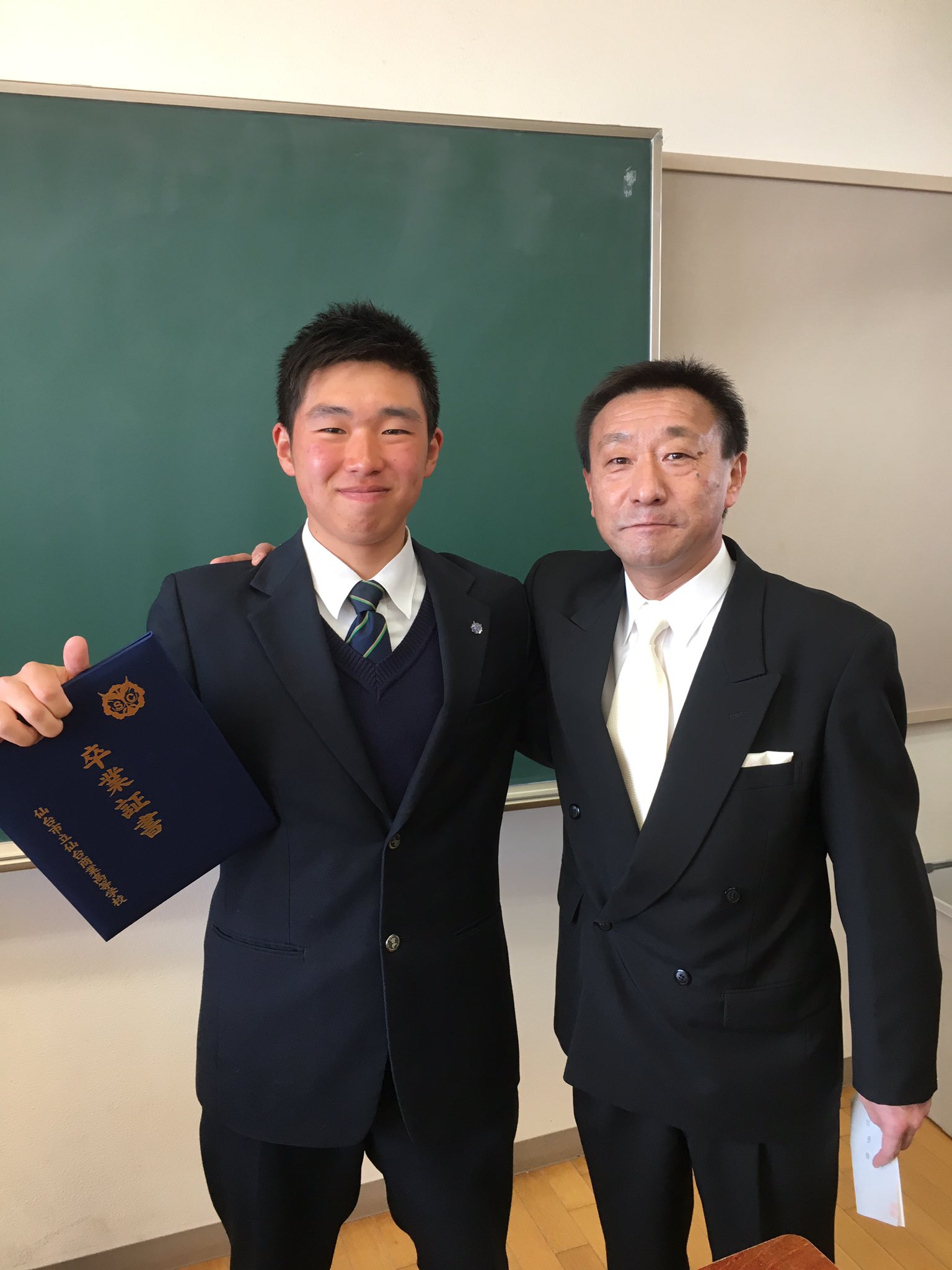 Yu 今日で仙台商業を卒業しました 野球部として そしてキャプテンとして3年間過ごせたのは一生の宝物で やっぱこの高校が好きで グラウンドが大好きでした 日に日にまた赤いユニフォーム着たいって思うようになったけど 仙商で学んだこと生かして Yu 今日で仙台商業を卒業しました 野球部として そしてキャプテンとして3年間過ごせたのは一生の宝物で やっぱこの高校が好きで グラウンドが大好きでした 日に日にまた赤いユニフォーム着たいって思うようになったけど 仙商で学んだこと生かして