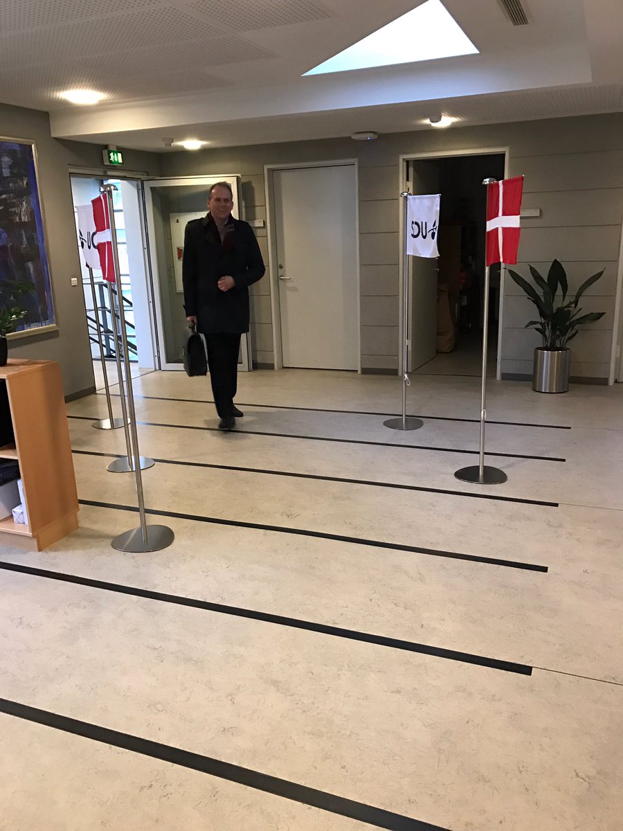 graabech's tweet photo. Dagens jubilar ankommer til rektorsekretariatet på SDU. Det er 25 år siden, at rektor Henrik Dam blev ansat i staten. https://t.co/68RQ37jWaU