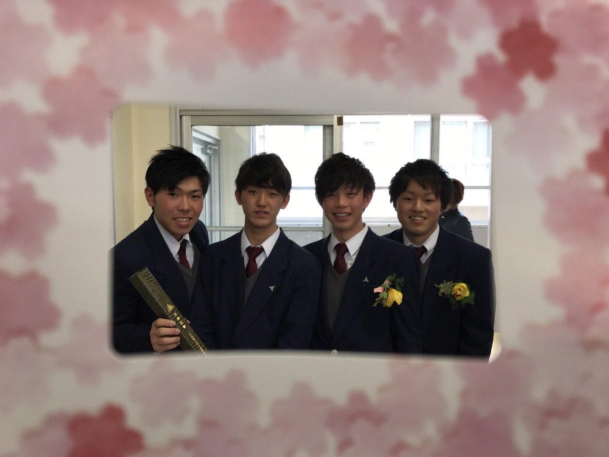 yuto8258's tweet photo. 今日油木高校を卒業しました🌸
3年間このクラスで良かった。部活も一生懸命取り組めて幸せだった。
これからは夢に向かってがんばります！家族とクラスのみんな、先生に感謝です🙇
サッカー部のみんなもありがとう。色紙もうれしかった(笑)
大事に置いときます。 https://t.co/r6Yx942DoC