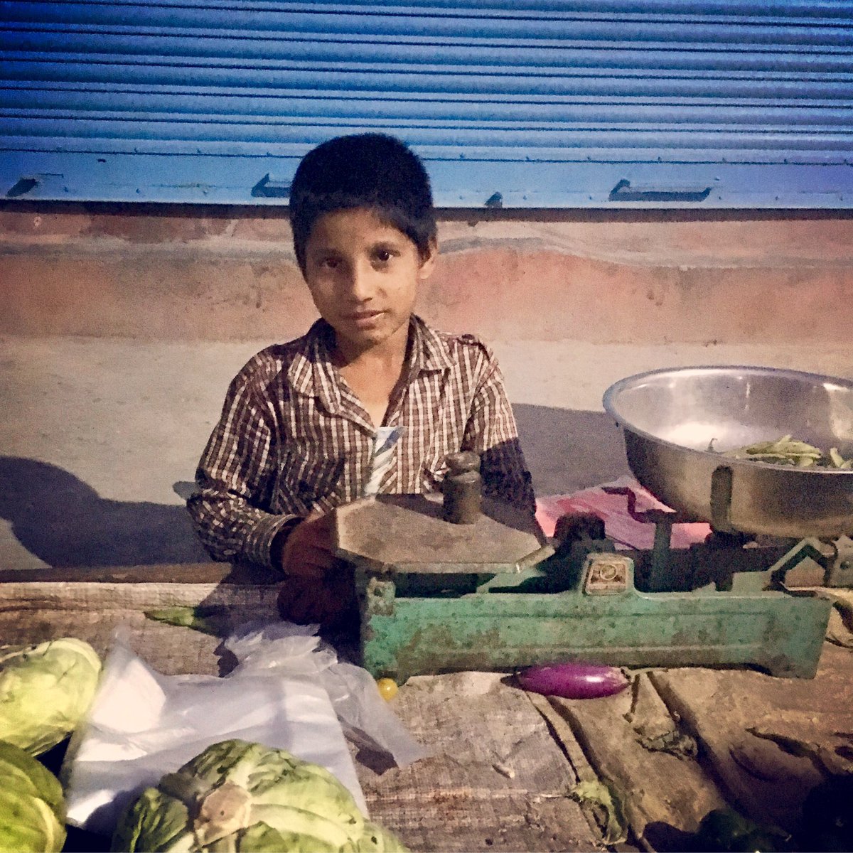 sabeenakarki's tweet photo. ५ कक्षा पढ्छन्,बिहान बेलुका आमालाई सघाउँछन्,हिसाबकिताबमा निकै चलाख आफ्ना हँसिला छोरा हेर्दै आमा बोलिन् "भोलिपर्सि ठूलो मान्छे बन्छ होला"..🙏🙏 https://t.co/NlJu9AJfsW