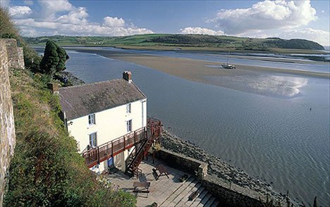DHAbooks's tweet photo. Happy #StDavidsDay! Dylan Thomas on Wales: 'I know that I am home again because I feel just as I felt when I was not at home, only more so' https://t.co/ugKW34VRIs