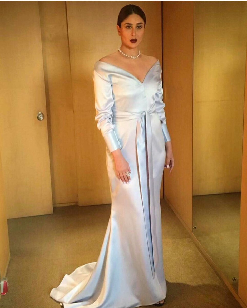 filmfare's tweet photo. Mesmerising!
#KareenaKapoorKhan is a vision in white this afternoon. https://t.co/zKcamHkIx1