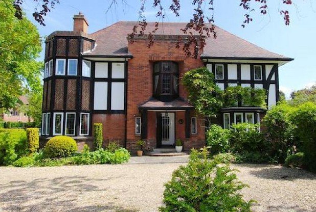If you're anything like us, you'll be keen to sneak a peek at the most expensive houses sold in Hull last year 👀👉 ow.ly/ChFS309fc8z