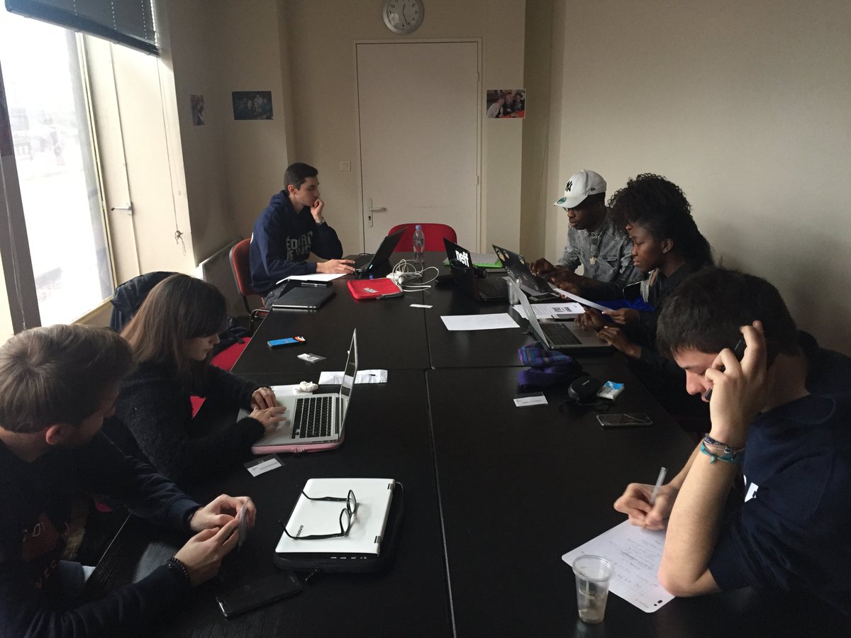 Toute l'équipe de jeunes de #EMLV travaille dure pour préparer leur évênement du 22 avril: "Journée sensibilisation
#APF92  
#PULV