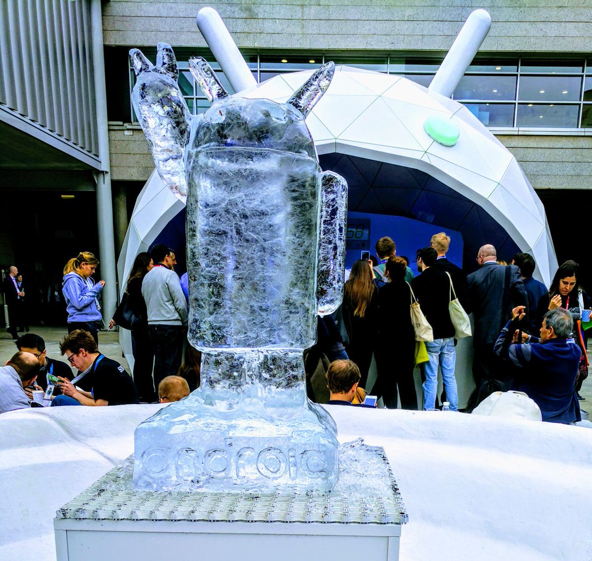 Fuellers at the Fira: check out the story of the igloo build on our instagram bit.ly/2lyyXLG at #androidmwc #icesculpture #mwc2017…