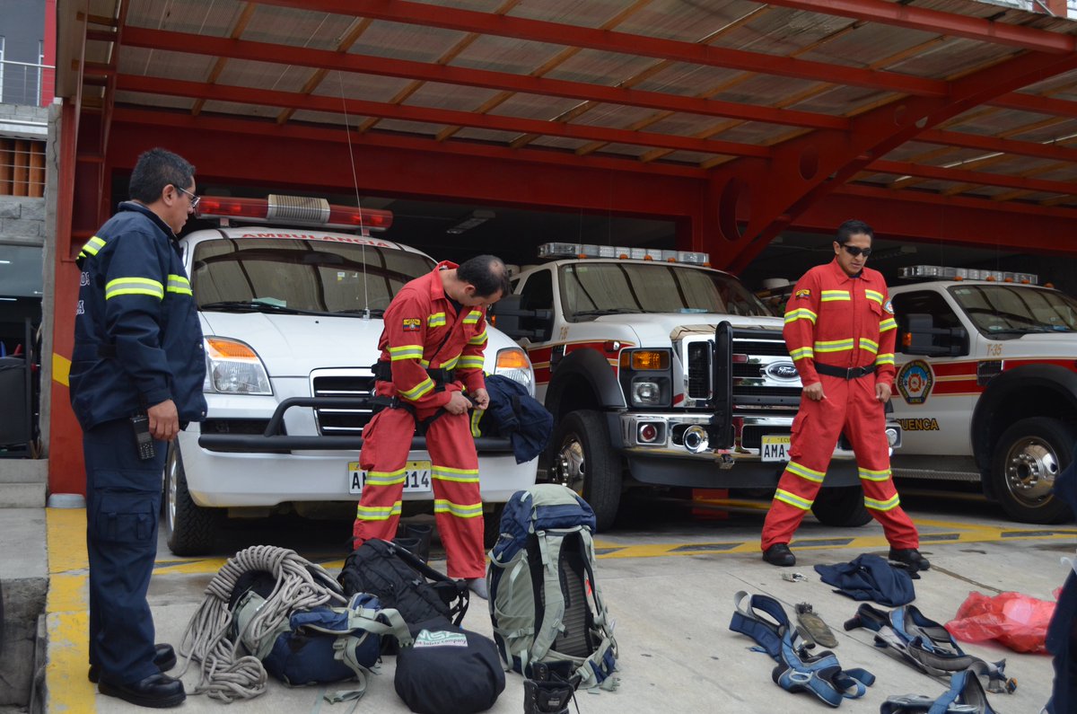 Bomberos_Cuenca's tweet photo. Dos equipos de búsqueda y rescate de @Bomberos_Cuenca se dirigen a Paute a colaborar con la búsqueda del cuerpo de Verónica O. https://t.co/ZQ2A2qDVUY