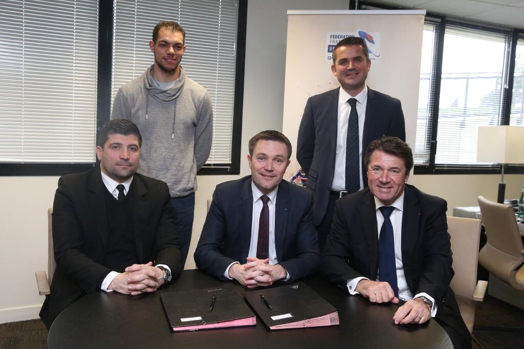 Signature d'un accord de partenariat avec @MyCoachVelo, pour la création d'une application smartphone : goo.gl/s2raXK