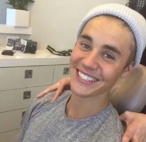 __evelynsfer's tweet image. Não há palavras q descrevam o quanto eu amo esse bebê.
#HappyBirthdayJustinBieber