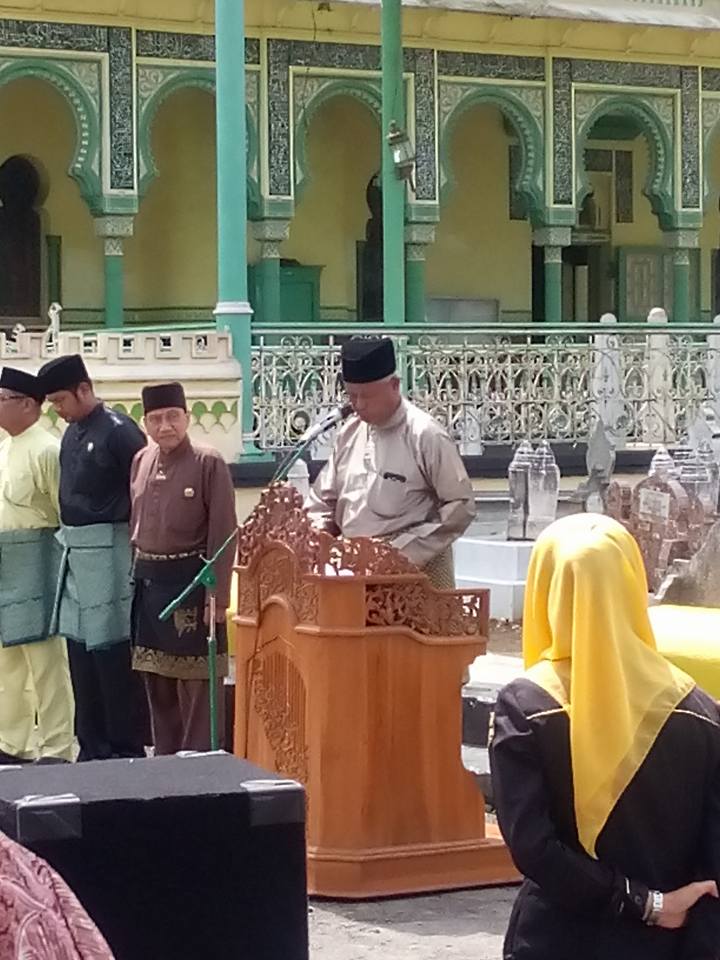 Jaring_Halus's tweet photo. @Info_Langkat Kegiatan Peringatan 106 Tahun Tengku Amir Hamzah (28 Februari 1911 - 28 Februari 2017) dilanjutkan Ziarah dan tabur bunga. https://t.co/ZTu7sKCtq2