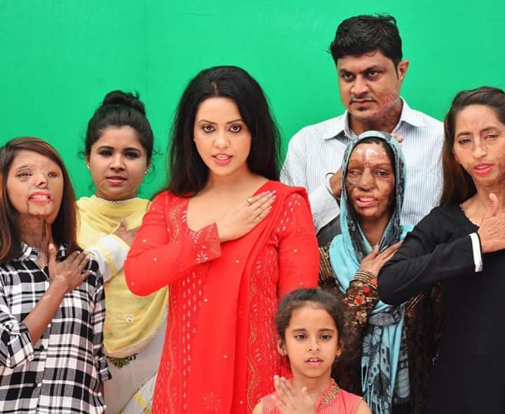 NagpurTimesTOI's tweet image. Admirable!  @fadnavis_amruta stands tall with #acidattack #victors #mahacm #devendrafadnavis #amrutafadnavis #womenpower #Maharashtra