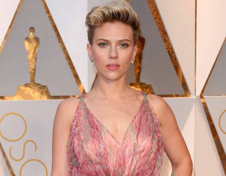 CelebritiesWRLD's tweet photo. Scarlett Johansson "Scolded" By Samuel L. Jackson at the Oscars https://t.co/VQDjeorW2x https://t.co/RNemB04qQB