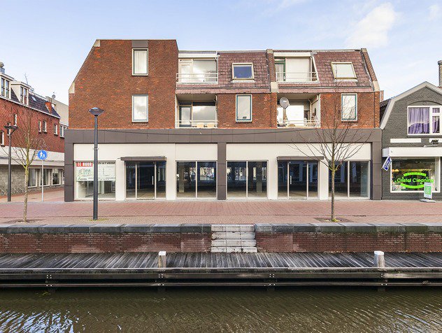 #tehuur #drachten Op goede winkelstand nabij het "carillon" gelegen keurig winkelpand. Meer informatie → makelaardijhoekstra.nl/aanbod/bedrijf…