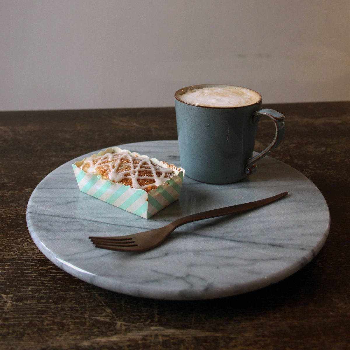 Dreaming of coffee and cake to get me through the week ☕️🍰 Blog now up for my lemon drizzle loaves, check it here: copperspooncakery.com/2017/02/28/min…