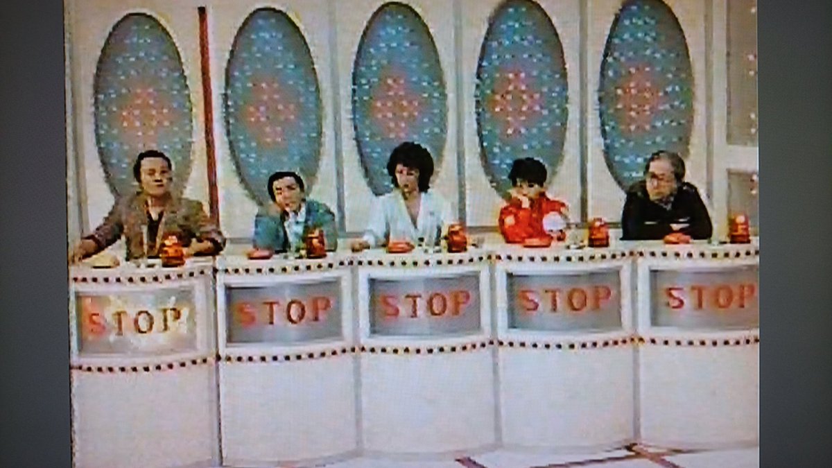 デいモん店長 どちら様も 笑ってヨロシク の関連画像 前身番組 クイズ笑って許して です ８３ ８４年に放送された第１期ですね 回答席背後の楕円は初めからあったことがわかります この頃はスペゲス席は左端にありました