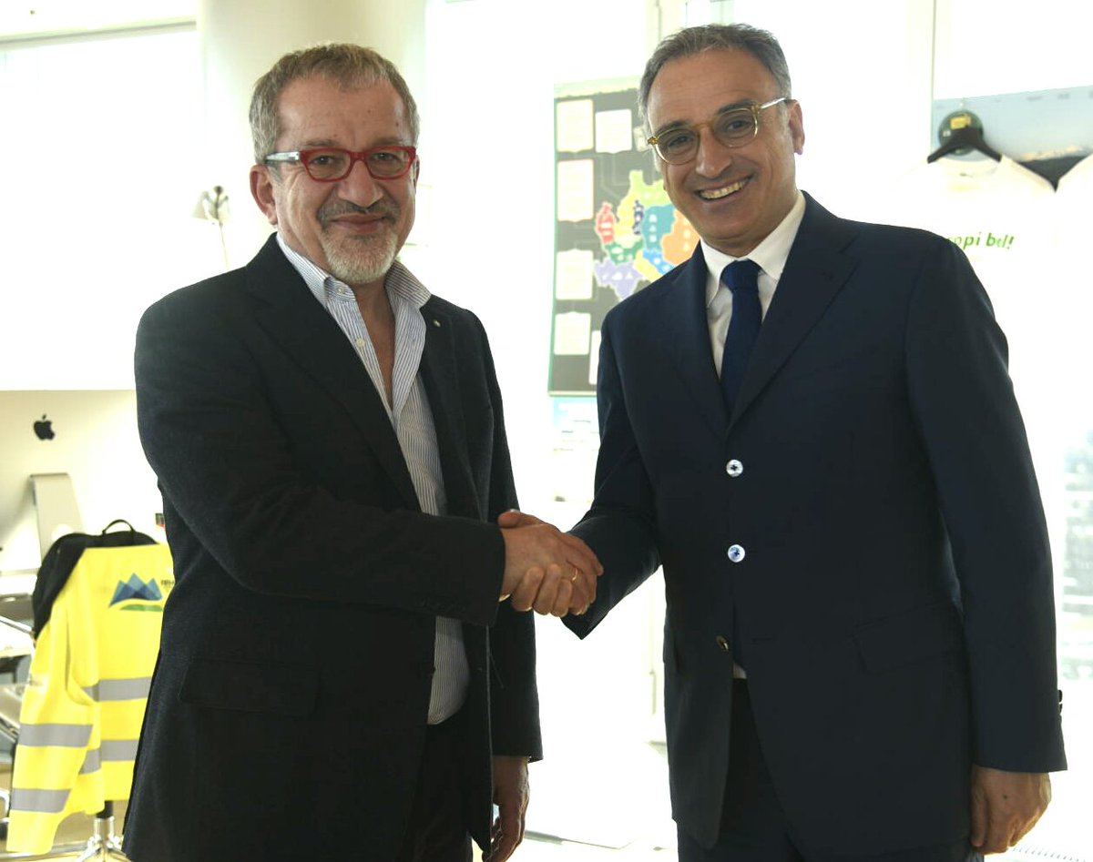 #LNews <a href="/RobertoMaroni_/">Roberto Maroni</a> incontra a #PalazzoLombardia #MarcelloCardona nuovo #questore di #Milano