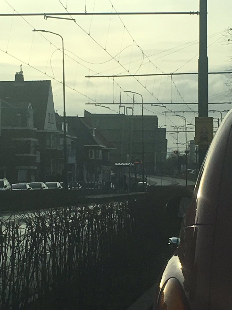 tonywilliams88's tweet photo. @Rijswijktweets Wat is de logica achter het bijna elke ochtend opendoen van de Hoornbrug, midden in de spits op een drukke uitvalsweg? https://t.co/Wja1zTCXGG