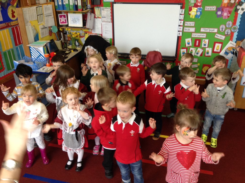 PenllergaerP's tweet photo. Afternoon Nursery singing songs for St David's Day. Super actions too. Da iawn. #ppsnur #ppscym https://t.co/8OqaKIg5X8