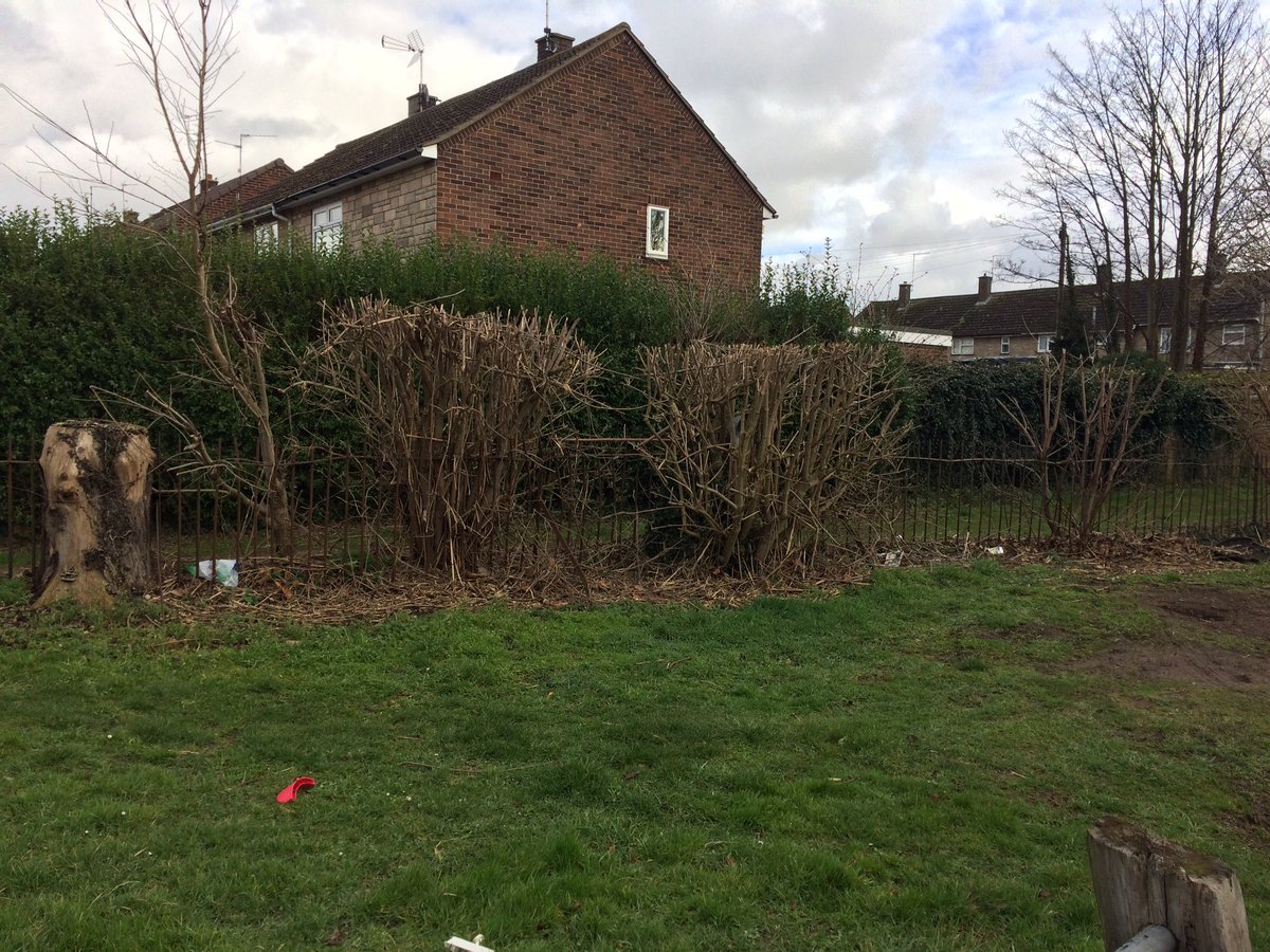 Darren_Fower's tweet image. GOOD 😊 to see work on cutting foliage between cycleway + #OldSkool footpath off #HallfieldsLane into #SwaleAvenue has been done! #Clarity