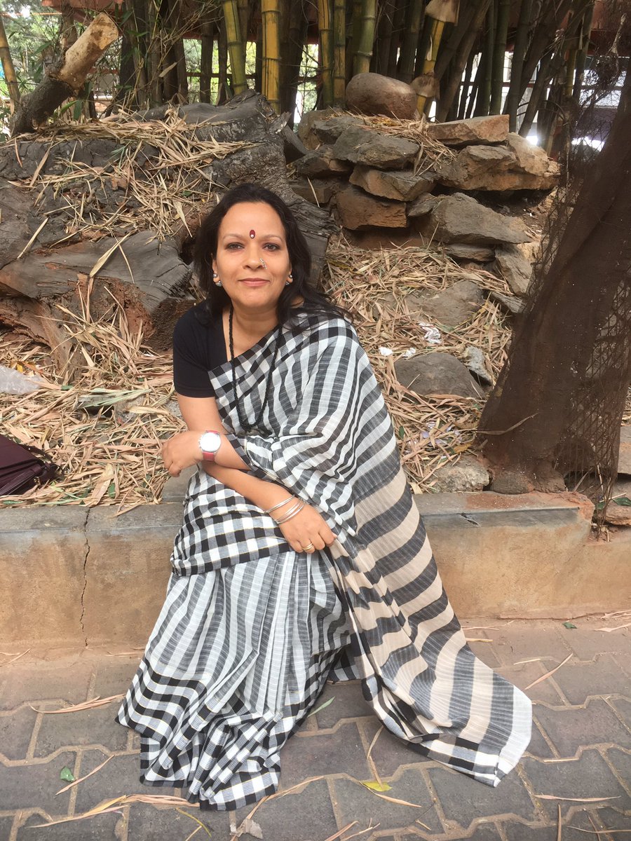 MaudgalKadam's tweet photo. Then - 2015, Now - 2017. Still telling our saree stories @100sareepact Happy anniversary pacters ! https://t.co/uMsVxFNbQQ