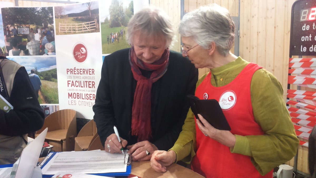 Le sénateur <a href="/JLabbeSenat/">Joël Labbé</a> signe l'#AppelDuSol avec notre bénévole Anny Poursinoff (ex-députée) au stand <a href="/Terredeliens/">Terre de Liens</a> #SIA2017  #People4Soil