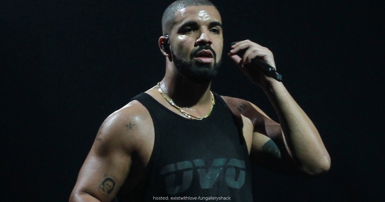 Drake STOPS Concert To Wish Rihanna Happy Birthday!
 