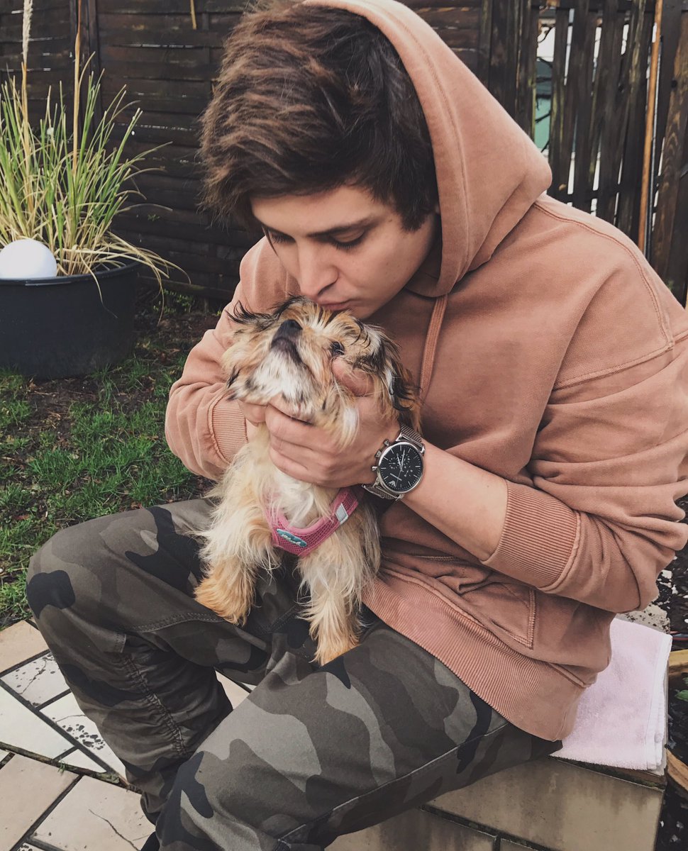 TheRealLiont's tweet photo. Uns beschäftigen täglich so viele Dinge &amp; dieses süße Wesen hier juckt es nur etwas zu fressen &amp; liebe zu bekommen! 🤗💕#MenschensindDumm https://t.co/DJxbGRIPRB