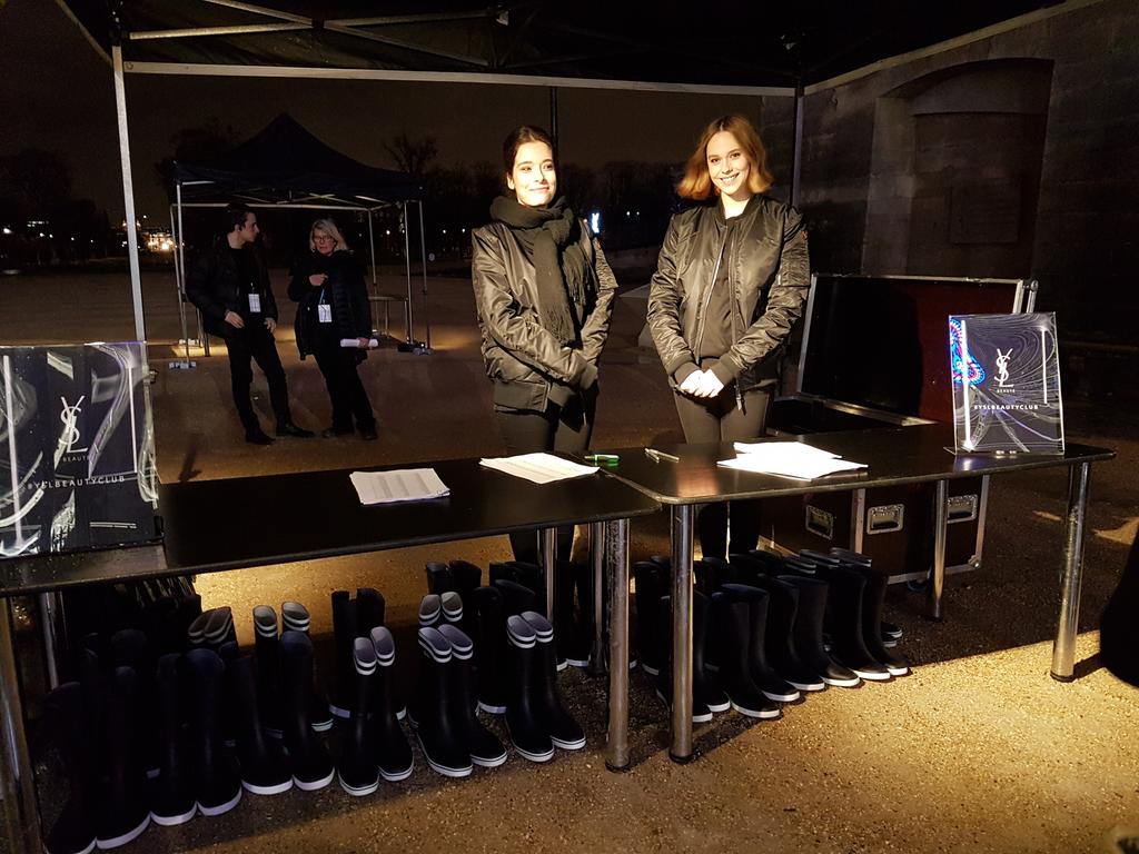 Accueil de la soirée YvesSaintLaurent #FashionWeek. Il pleut dans le jardins des tuileries. Bottes et parapluies sont prévus.  So chic!