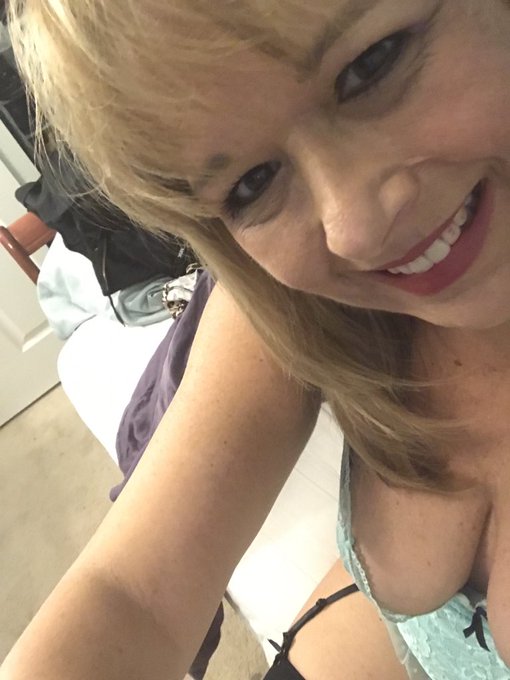 I'm here!! I'm sitting in my new place, after I walked down to the beach! https://t.co/Q39WpfZj8g