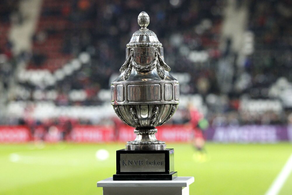 SCCambuurLwd's tweet photo. 🏆 BEKERKOORTS! Over precies 24 uur is de aftrap van de Halve Finale AZ - SC Cambuur. #RT als jij ook niet kan wachten! 💛💙 #AZCAM https://t.co/oZVJfWN9bu