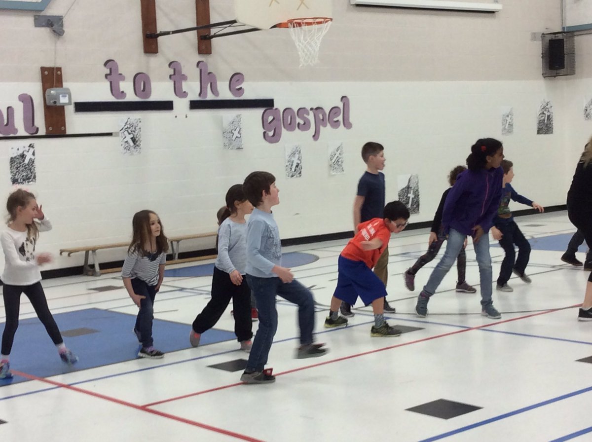 msconway_ESL's tweet photo. Gr. 1 and Gr. 3 classes participate in Dance Play with student teachers Miss Young and Miss O'Reilly. Great collaboration! @mrs_fleuryfata https://t.co/pKLxW1homF