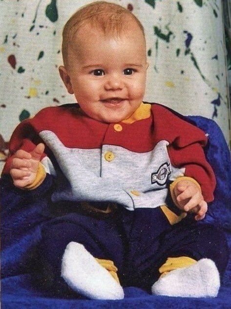 iCompleteBieber's tweet photo. 12:56am Tuesday 1st March 1994 ❤ #HappyBirthdayJustinBieber https://t.co/egrMDPWxws