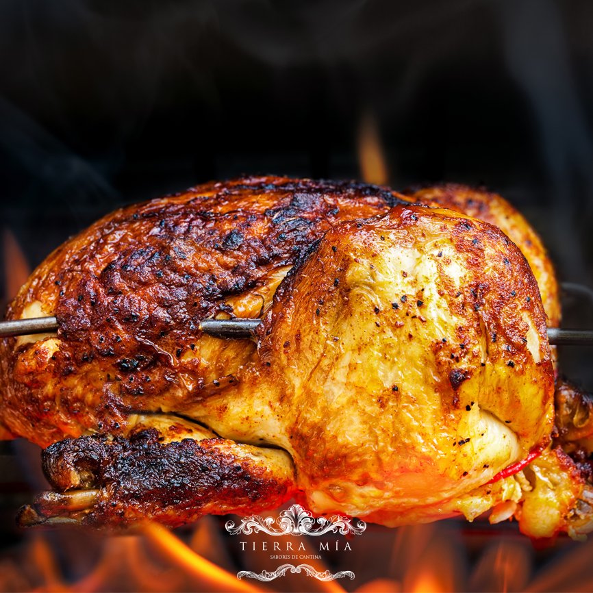 ¡Prueba nuestro clásico pollo rostizado! Pechuga con espinacas a la crema acompañada de un tamalito de elote. #TierraMia #SaboresDeMexico