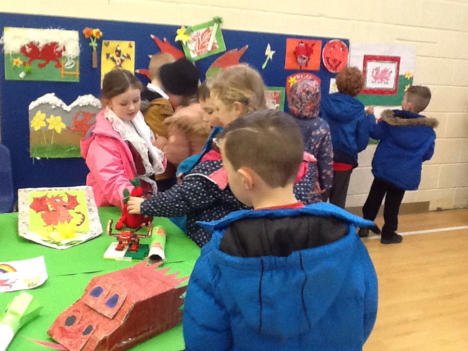 PenllergaerP's tweet photo. #PPS1/2 enjoyed popping down to the barn to see the art and craft produced by everyone. #PPSCym #PPSArt https://t.co/Kxi0wqu6wL