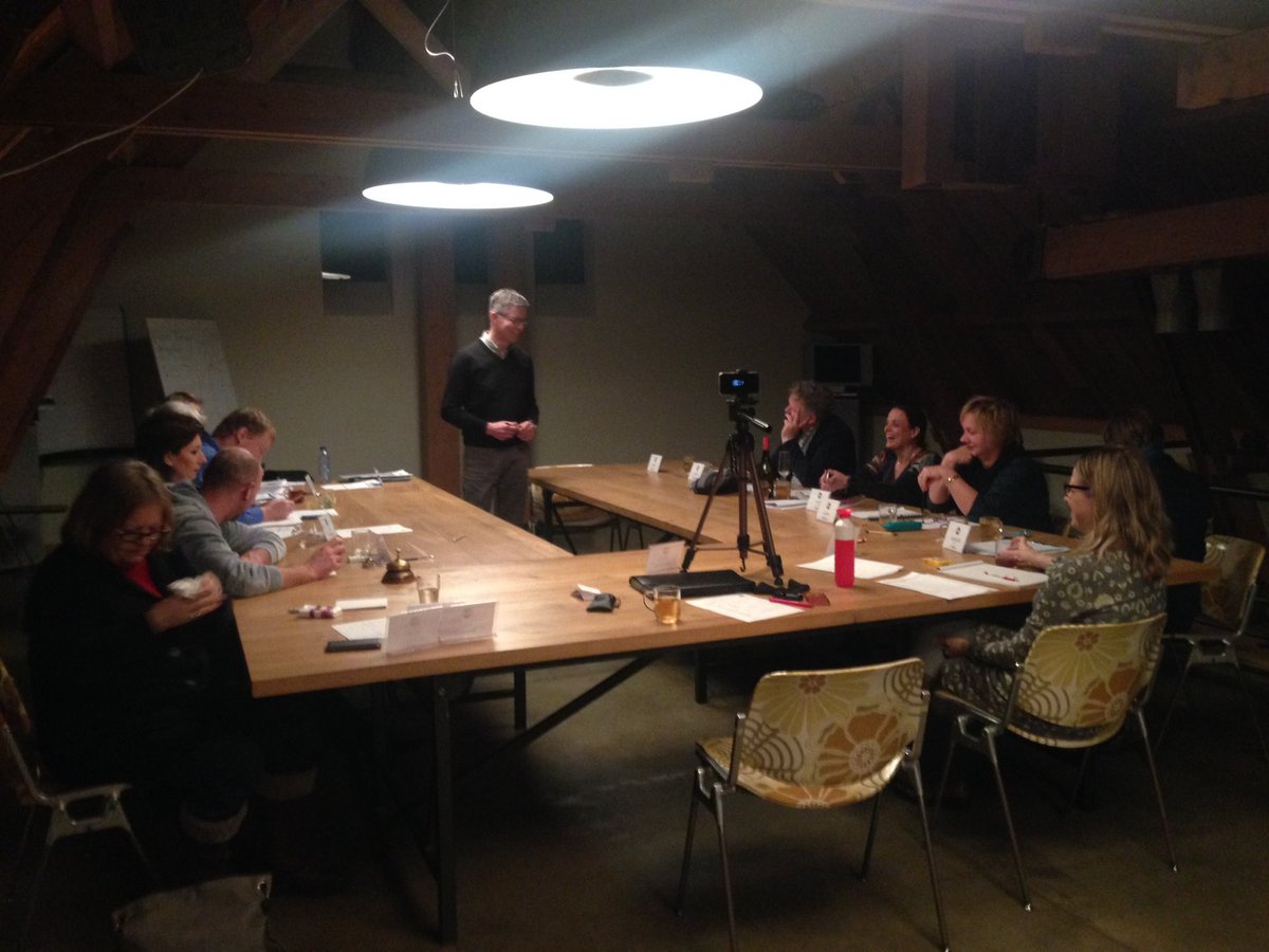ToastmastersEpe's tweet photo. De avond is in volle gang! Na de eerste 5 wedstrijdspeeches is het nu tijd voor de evaluatiespeeches #clubwedstrijd #epe https://t.co/h5KP9JHq8P
