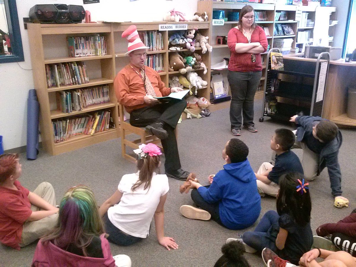 smdunker44's tweet photo. @CTAKnights Principal Berkshire reading to students to celebrate reading. #ReadAcrossAmerica #DrSeuss #CombsLeads https://t.co/wxOEvZrZZ5