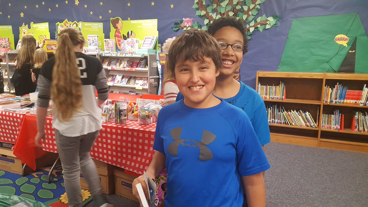 HollyannePutnam's tweet photo. Book Fair time! Whoo hoo! #azlearns #loveteaching @LibertyELaisd @KellaRogers https://t.co/m0NZBc0haU