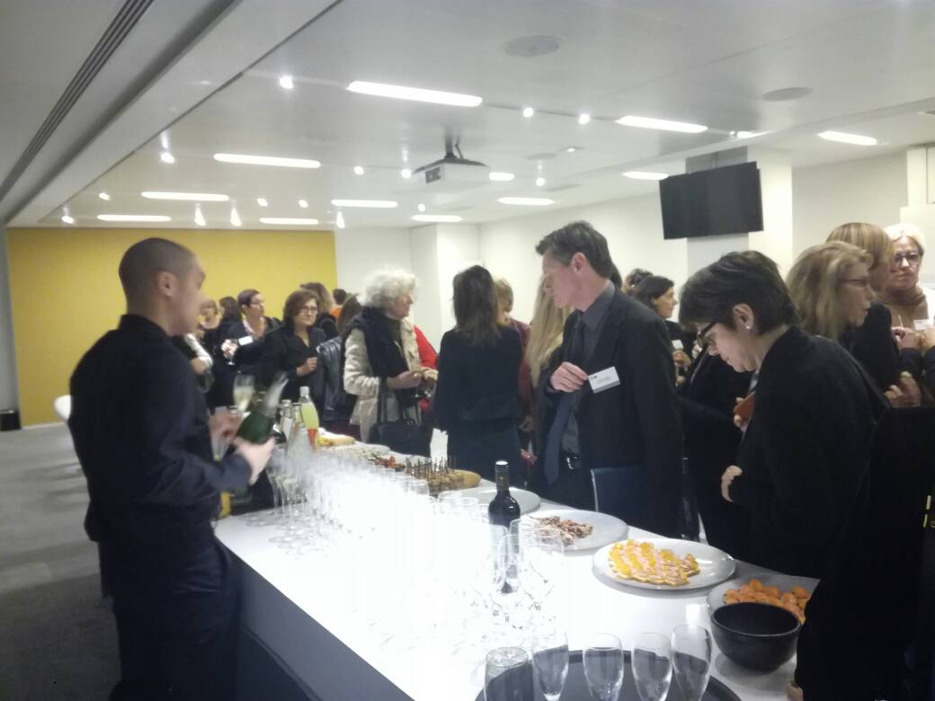 FemmesBA's tweet photo. RT @WinDayFBA: Le temps des échanges au cocktail networking au #WINDAY2017 https://t.co/3DqL5zf0ea