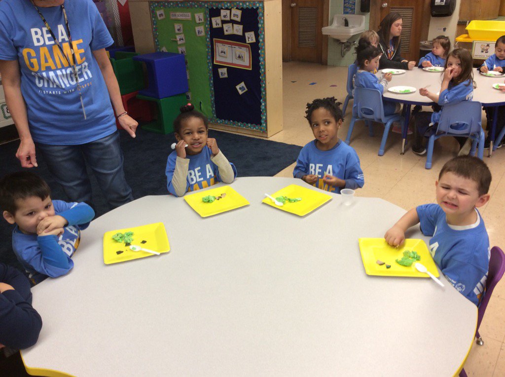 MotePreK3's tweet photo. Green Eggs and Ham
#drSeussweek https://t.co/bOMQayMZwq